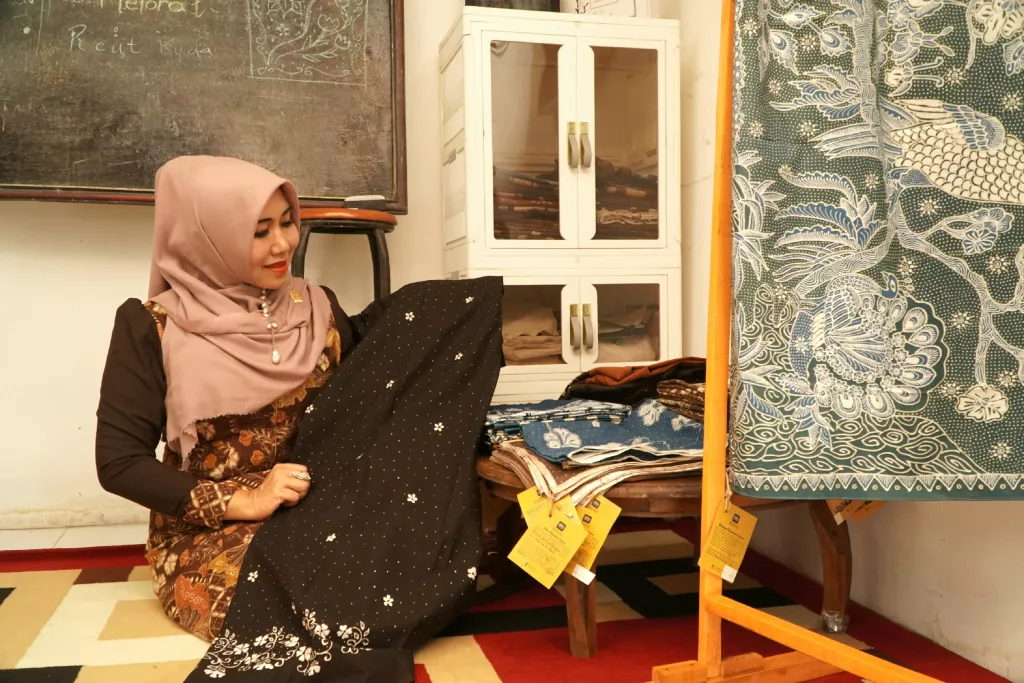 Kepikat Batik Pewarna Alami Sanggar Mbah Guru Lamongan, Ning Lia Ajak Wisatawan Mampir