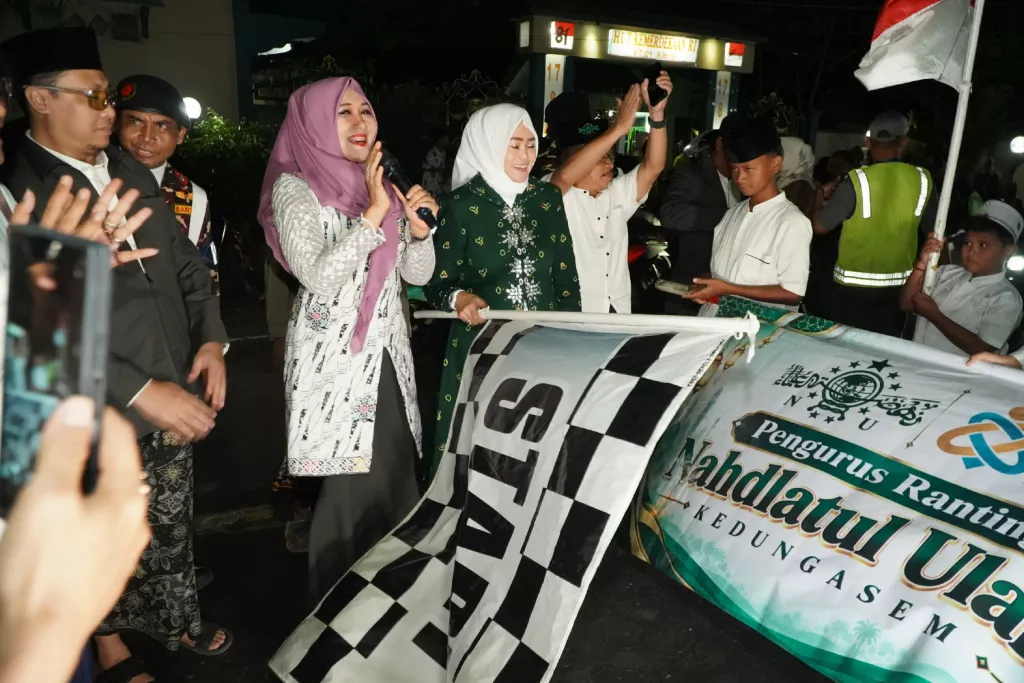 Keceriaan Kirab Hari Santri 2026 Probolinggo: Kala Pantun Ning Lia Bakar Semangat Ratusan Santri