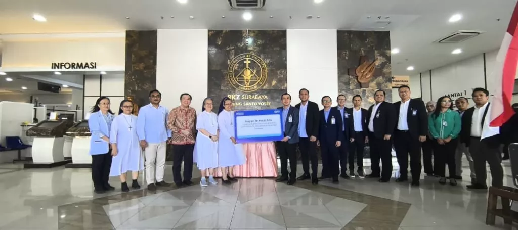 BRI Region 12 Surabaya menyerahkan satu unit mobil ambulans kepada Rumah Sakit Katolik St. Vincentius A Paulo (RKZ) Surabaya