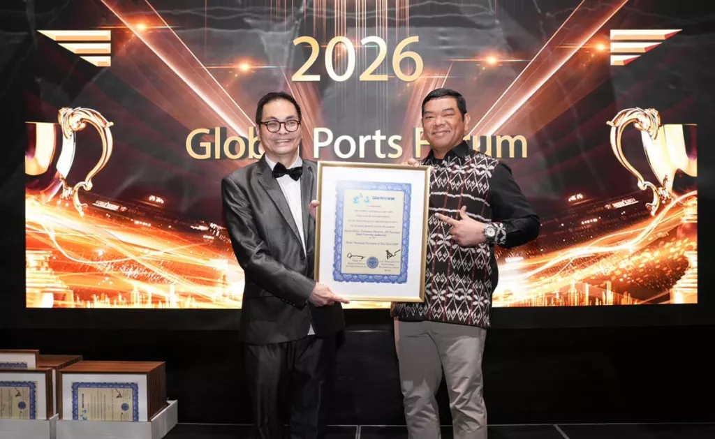 Terminal Teluk Lamong meraih dua penghargaan internasional di Singapura. Arus petikemas tumbuh 12,38 persen hingga Agustus 2026.