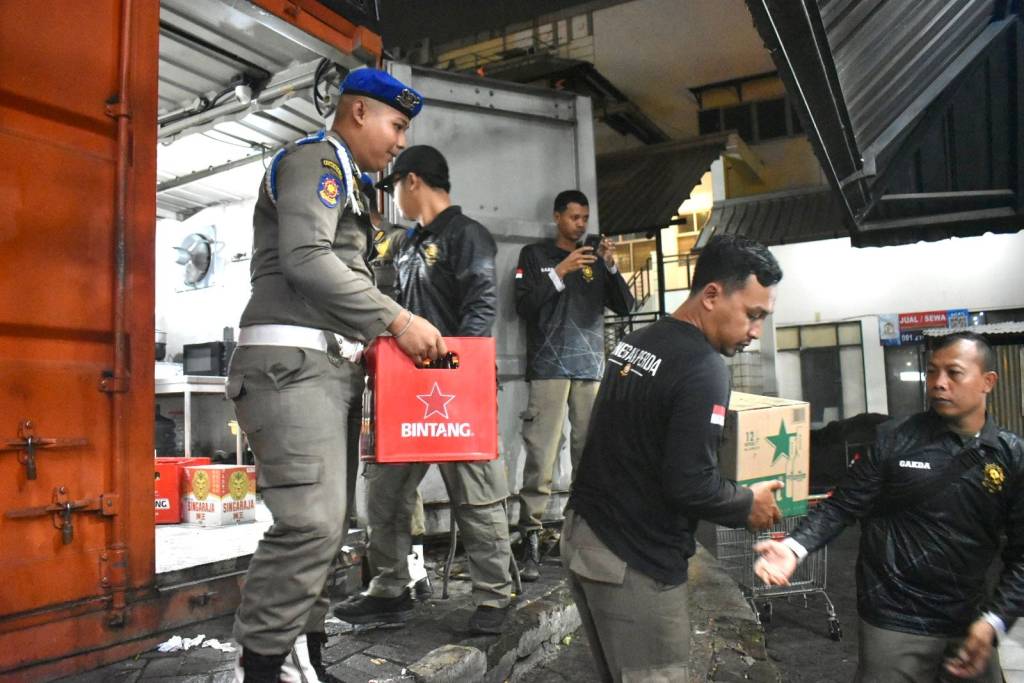 Pengamanan botol miras oleh Satpol PP Surabaya