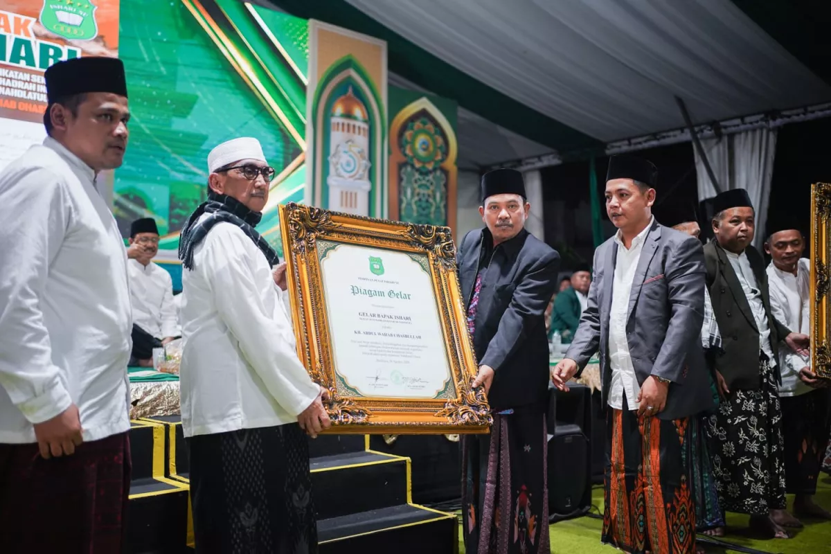 Penganugerahan Mbah Wahab Bapak Ishari, dok.tambakberas