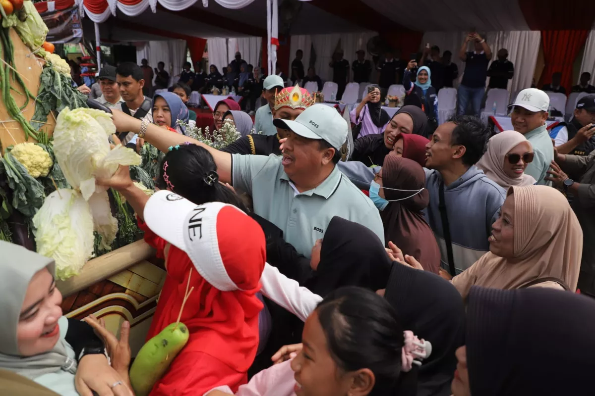 Bupati Warsubi bersama warga saat membagikan tanam sayuran