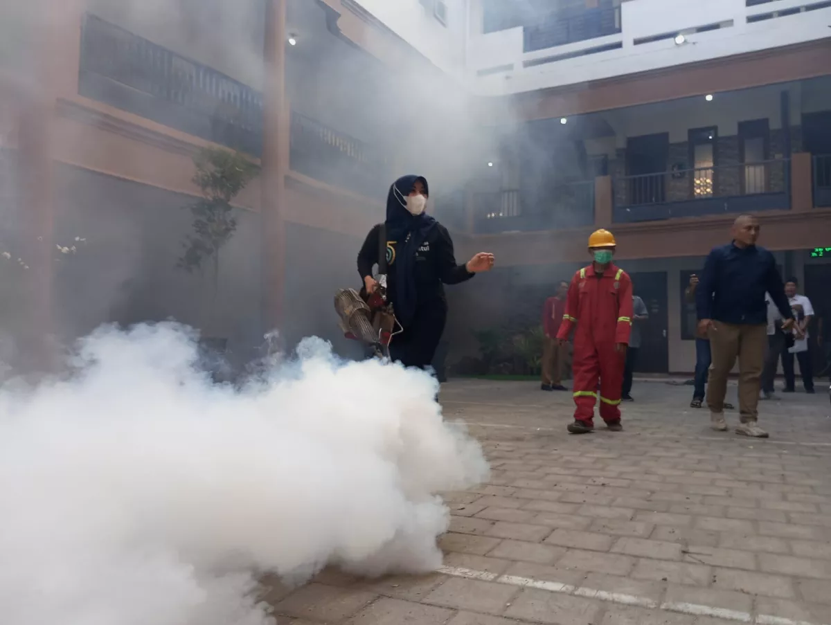 Cegah DBD dan Sambut Muktamar Ke-35 NU, Ning Lia Turun Langsung Ikut Fogging