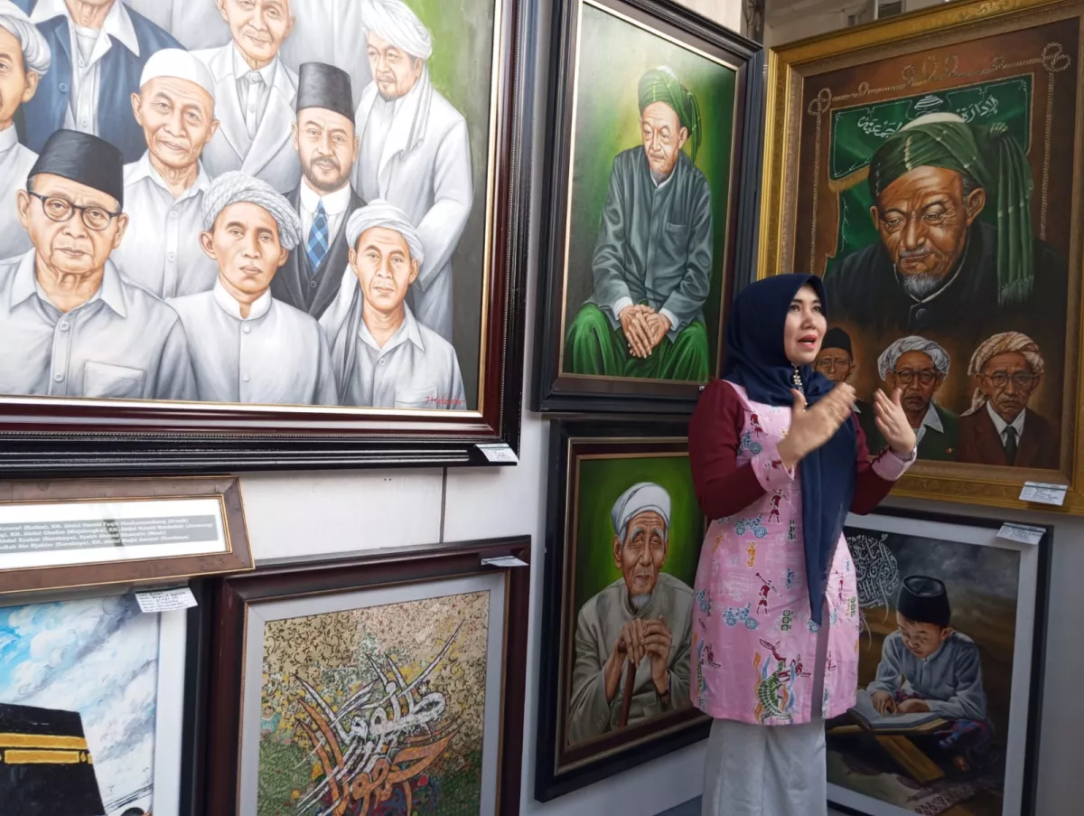 Ning Lia saat melihat pameran lukis, KlikJOMBANG