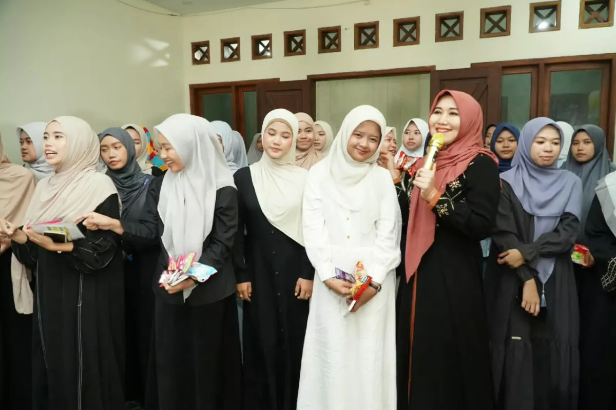 Cerita Senator Ning Lia Dengarkan Keluh Kesah Mahasiswa Baru di Surabaya