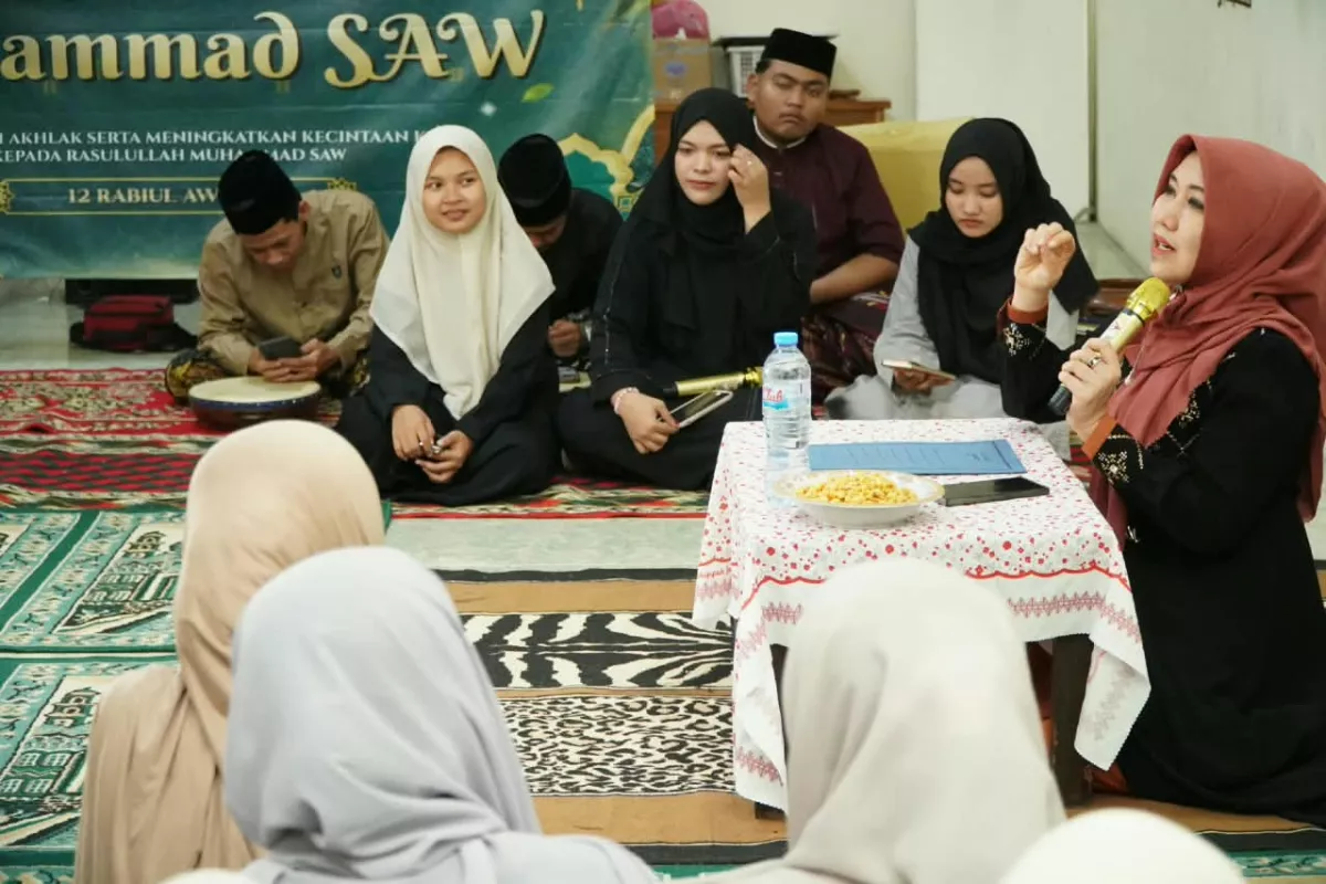 Hadiri Peringatan Maulid Nabi di Pesantren Surabaya, Ning Lia Tekankan Pentingnya Adab Mahasiswa
