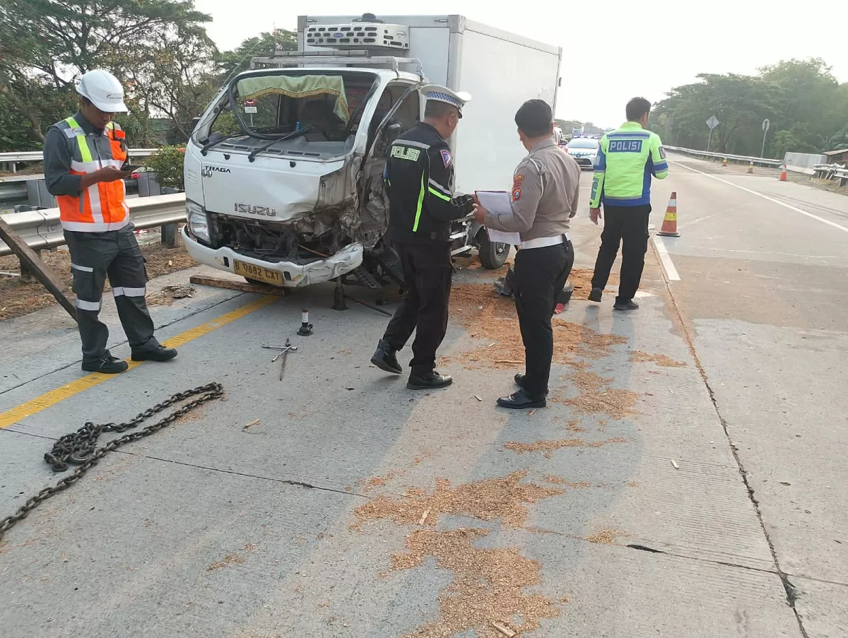 Baca juga : Laka Tunggal di Tol Jomo: Mobil Pick Up Hantam Pembatas Jalan, Dua Orang Dilarikan ke RSUD