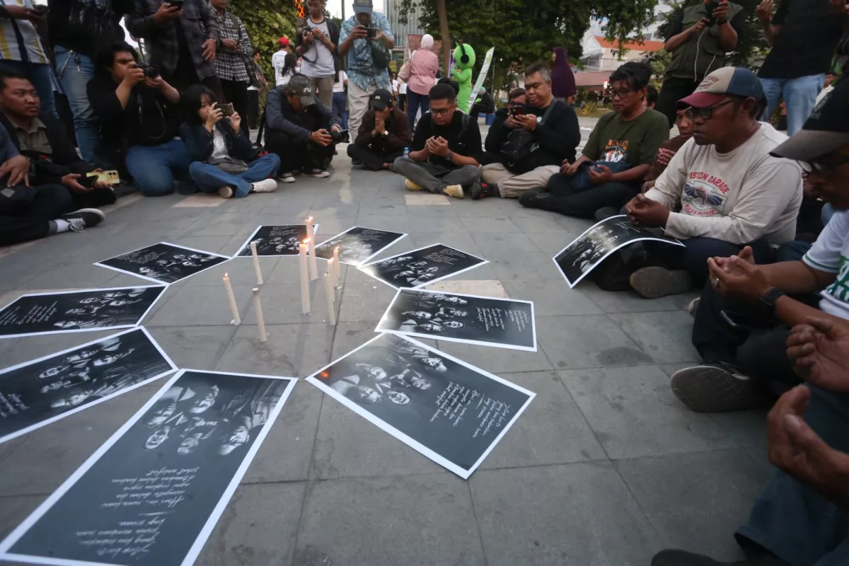 PFI Surabaya dan Wartawan Gelar Doa Bersama untuk 5 Jurnalis Hilang di Selat Sunda