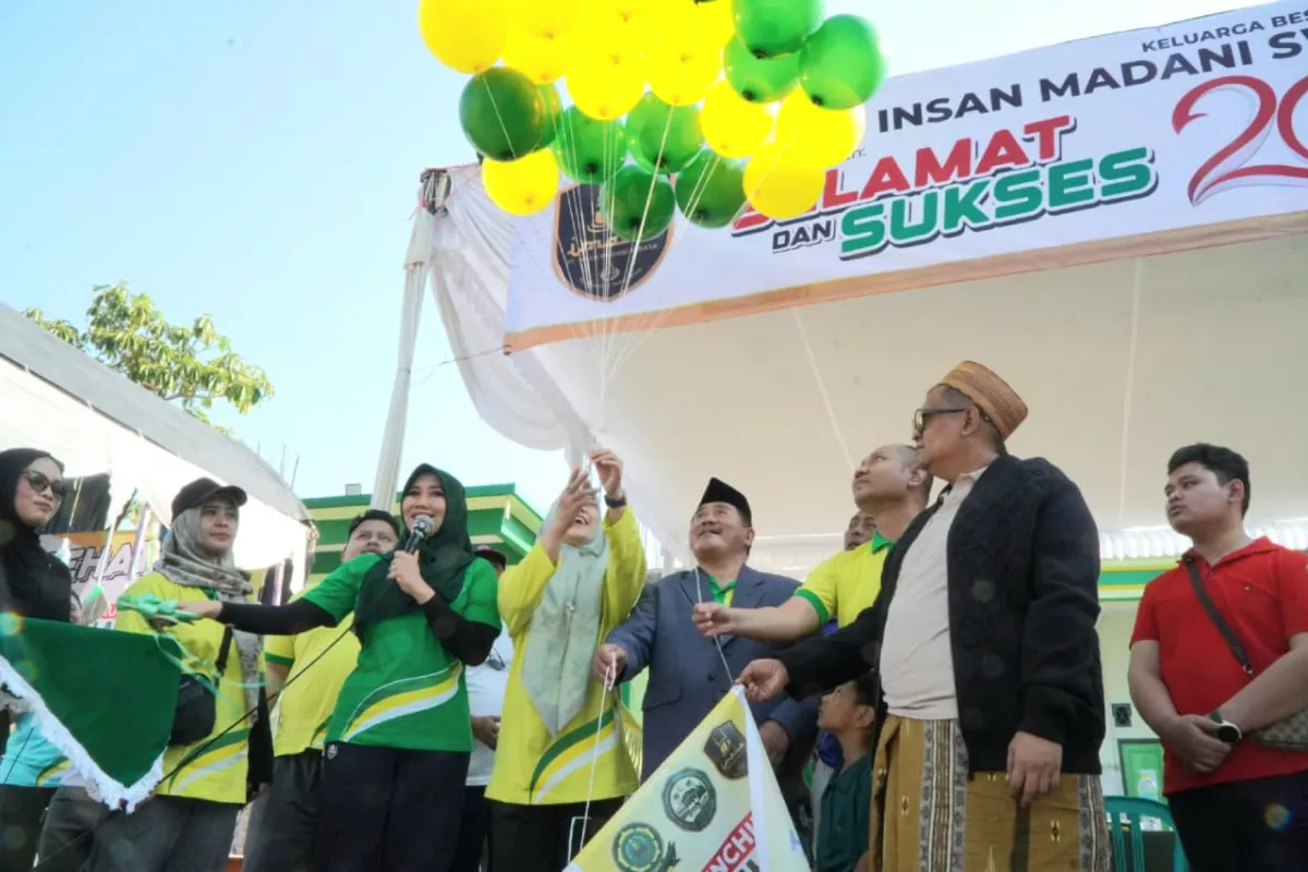 Hadiri Harlah Pesantren Al-Fatimah Bojonegoro, Senator Ning Lia Dikerubungi Santri