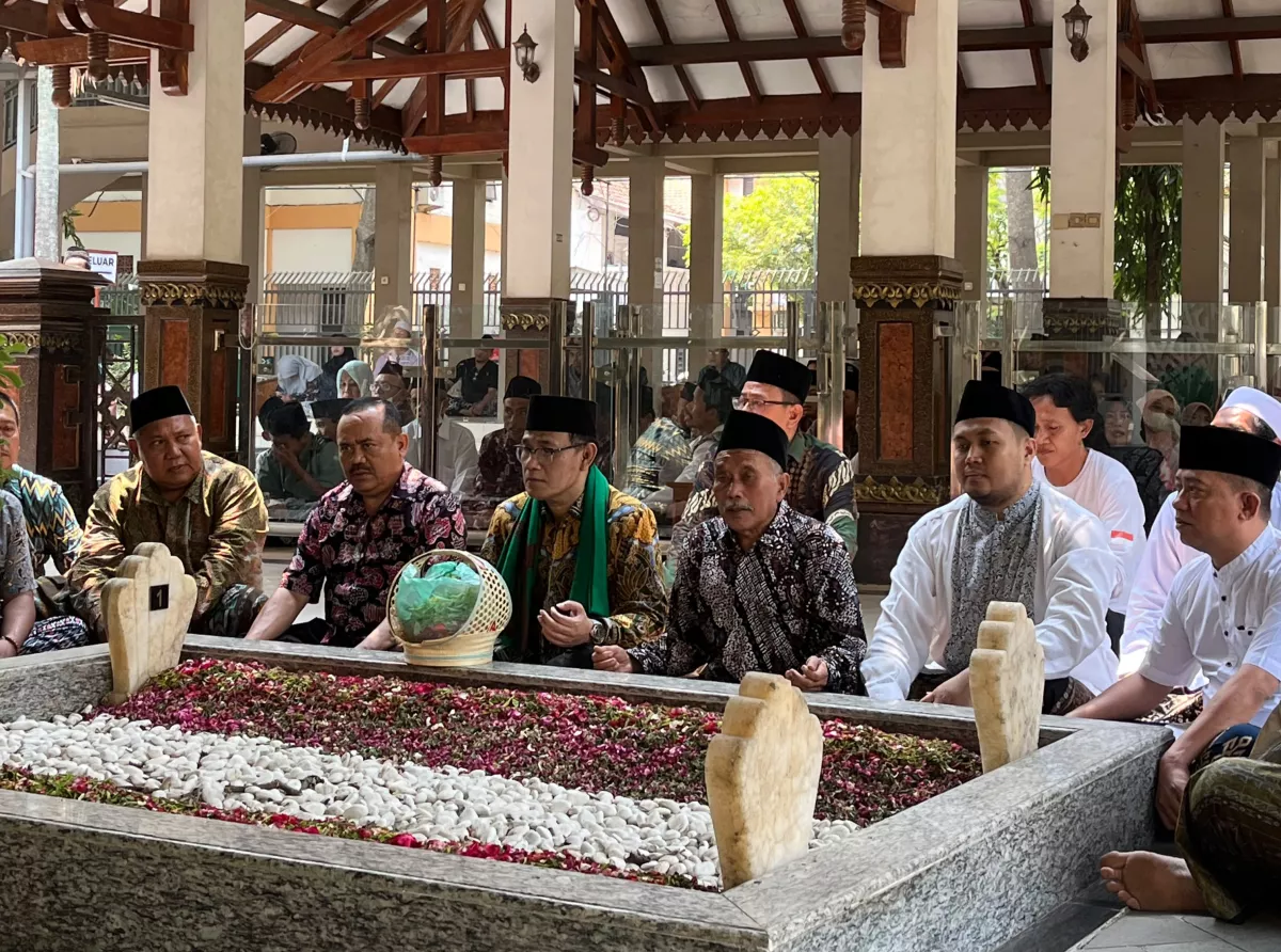 Ziarah ke Jombang, Budiman Sudjatmiko Telusuri Jejak Pemikiran Mbah Asy’ari hingga Gus Dur