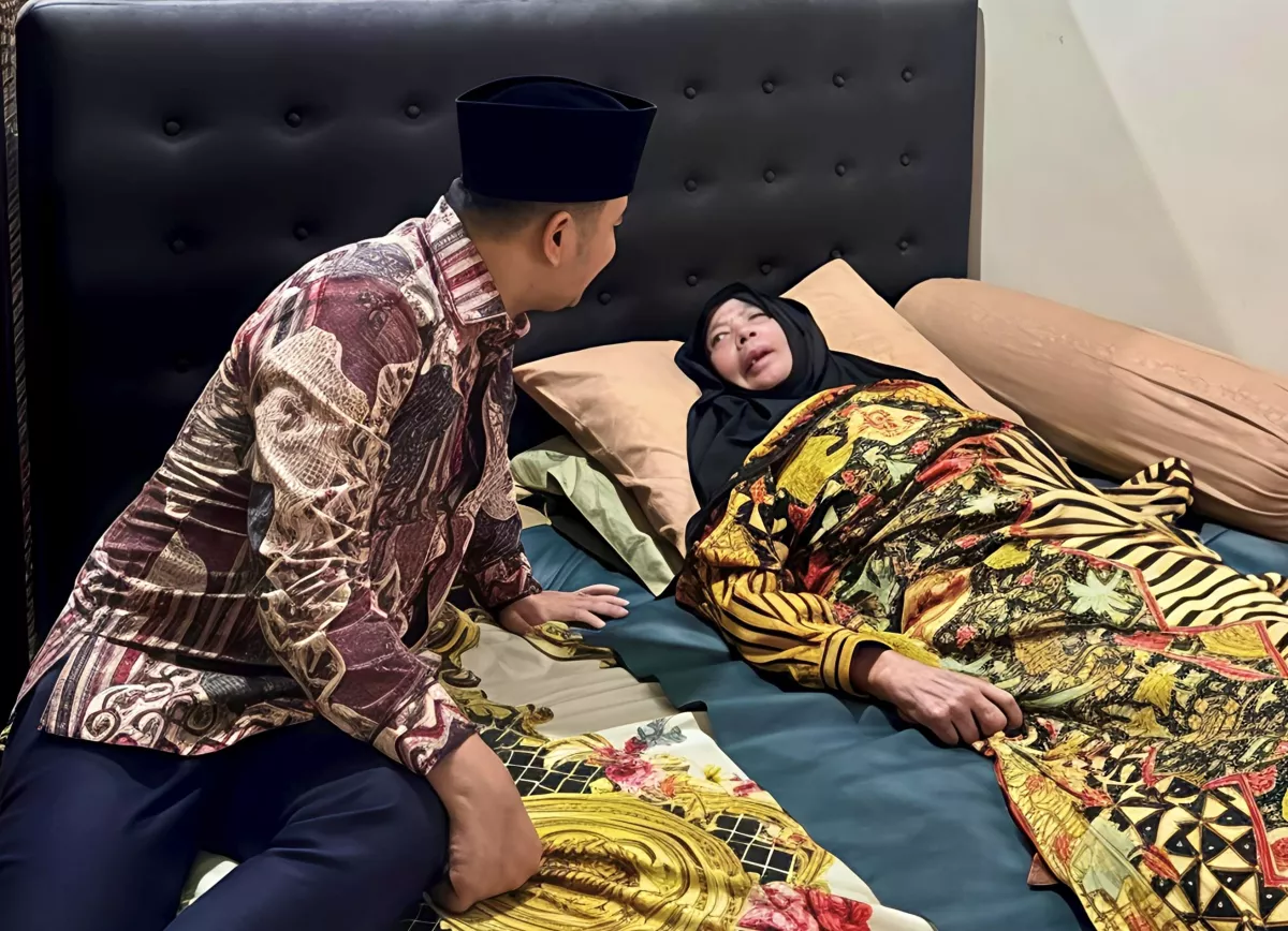 Slamet Ariyadi saat menjenguk ibunda Abd. Aziz di Kota Malang, dok.pribadi