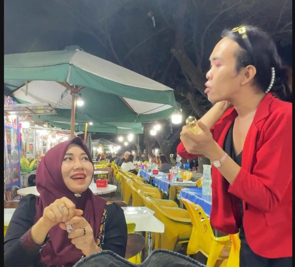 Ning Lia saat menikmati jajanan pkl dan dekat dengan warga masyarakat, KlikJOMBANG