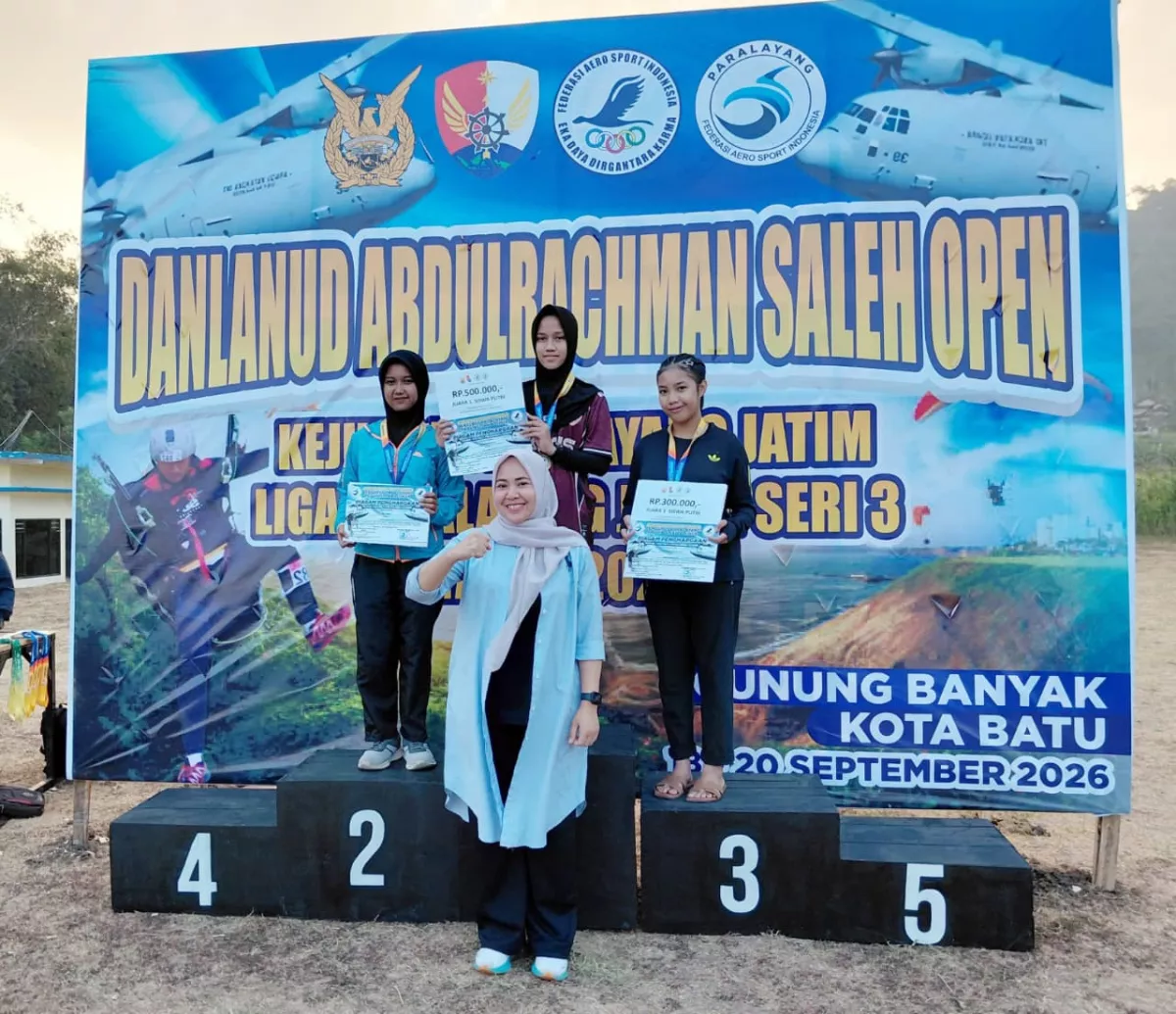 Sabet Juara I Kejurda Paralayang Jatim, Santri Tebuireng Ukir Prestasi Dirgantara