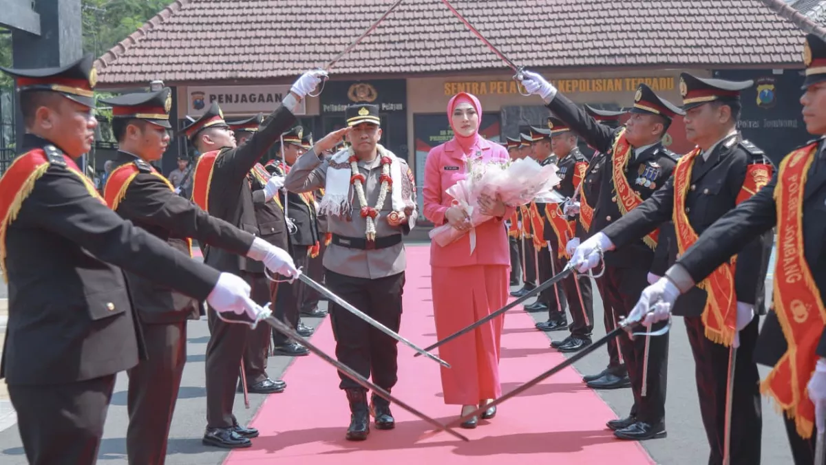 Tradisi Pedang Pora Iringi Sertijab Kapolres Jombang, Peran Strategis Polri dan Rotasi Jabatan Ditegaskan