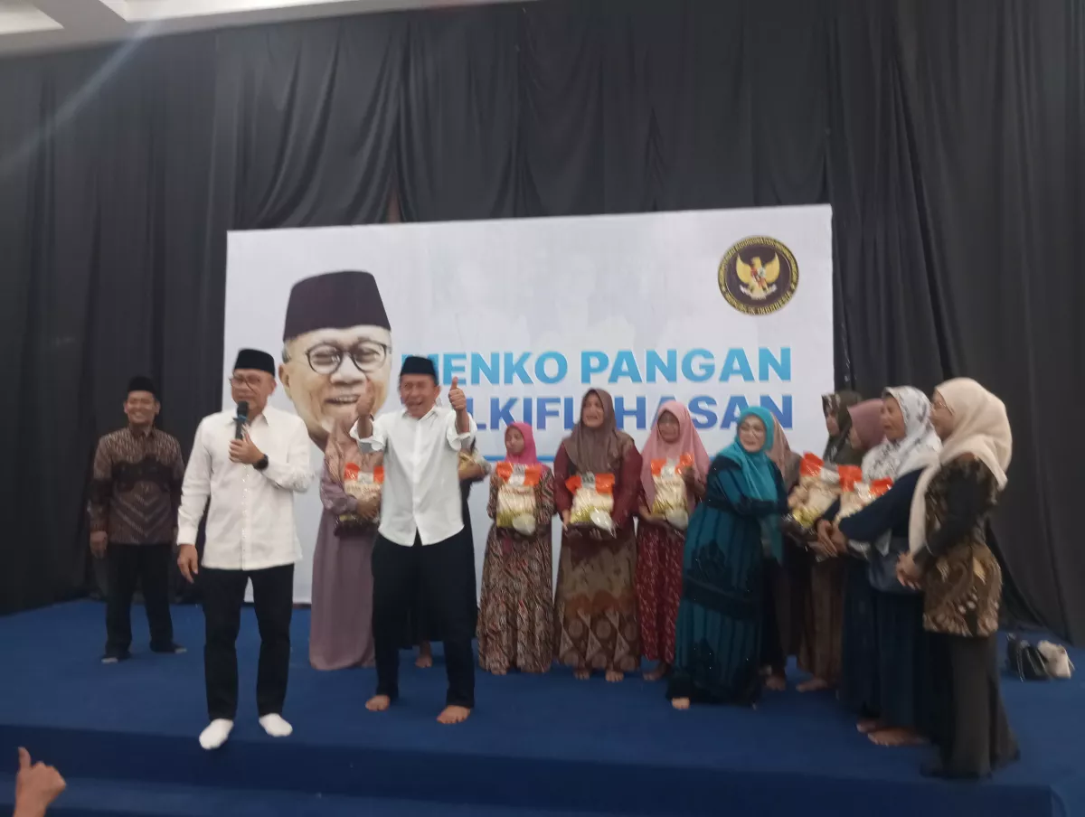 Antisipasi Paceklik Kemarau, Menko Pangan dan Bulog Salurkan Beras Murah di Jombang