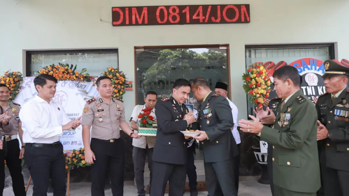 Sinergi Tanpa Batas, Kapolres Jombang Beri Kejutan HUT TNI ke-81 ke Tiga Markas