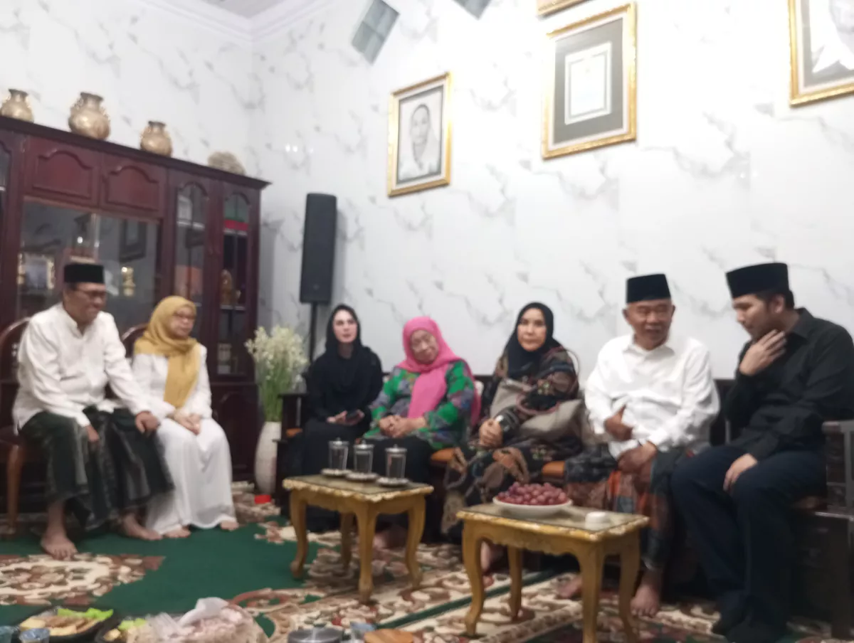 Momen Haru Wagub Jatim Emil Dardak Takziah ke Rumah Duka Bu Nyai Machfudhoh di Tambakberas Jombang