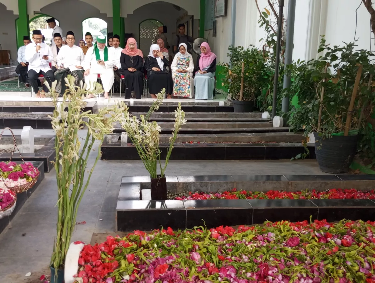 Ziarah ke Makam Bu Nyai Machfudhoh Aly Ubaid, Gubernur Khofifah Kenang Sosok Guru Egaliter dan Ahli Ibadah